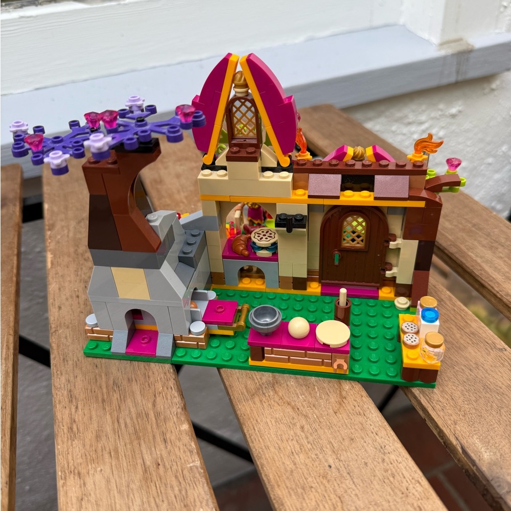 Retired LEGO® 41074 Elves Azari and the Magical Bakery - Picture 5 of 5